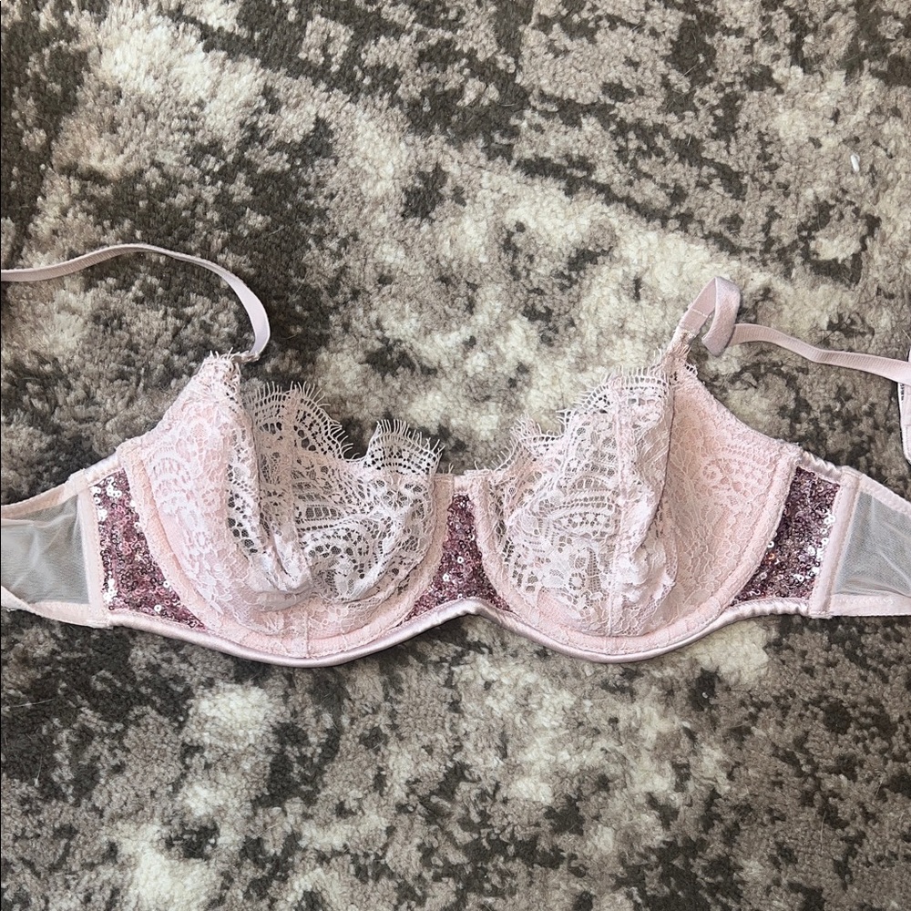 Delicate Lace Underwire Bra in Light Pink